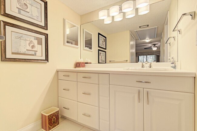 Building Photo - CHARMING PELICAN COVE CONDO!