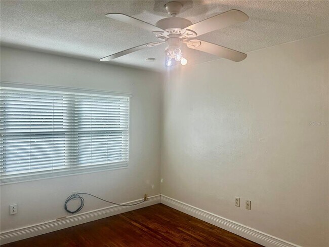 Building Photo - 410 NE 15th Ct