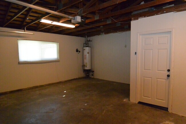 Building Photo - 3 Bedroom 2 Bathroom Home in SW Visalia close to shopping and restaurants!