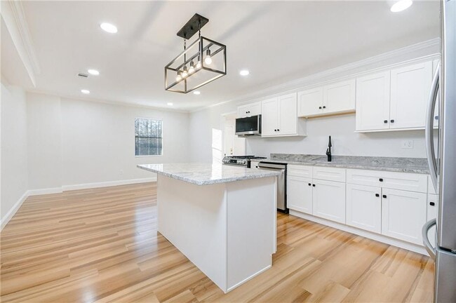 Building Photo - 5041 Alexander Ave