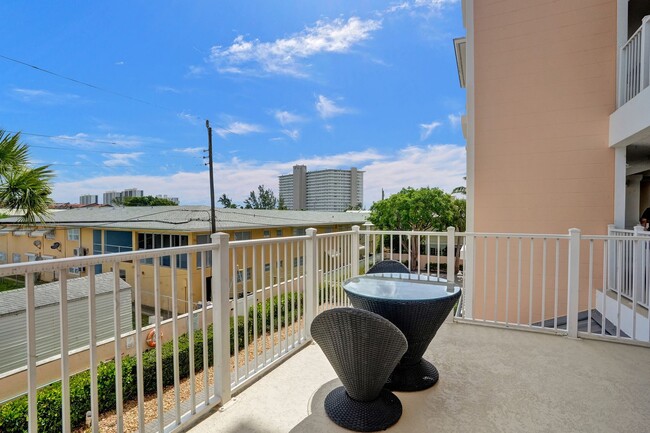 Building Photo - Gorgeous Penthouse Unit One Block from the...