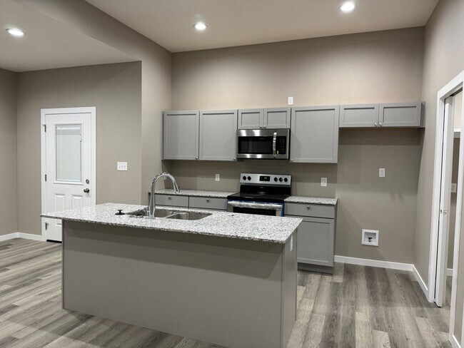 Building Photo - Newer 4 Bedrooms/2 Baths/Oversized 2 Car Garage Home Coming Available!
