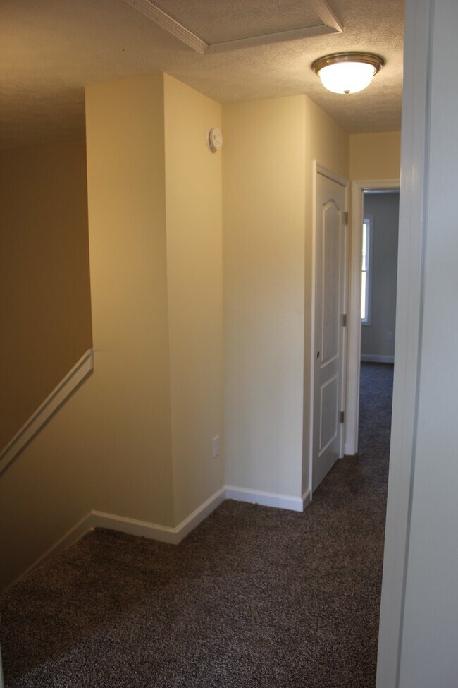 Building Photo - ***$500 Off First Months Rent*** Cedar Point Townhouse for Rent!