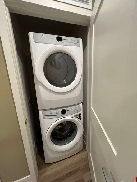 Building Photo - 2910 SW 69th Ave