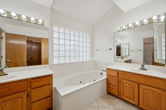 Building Photo - Beautiful 3 Bedroom Home in Forest Trails!