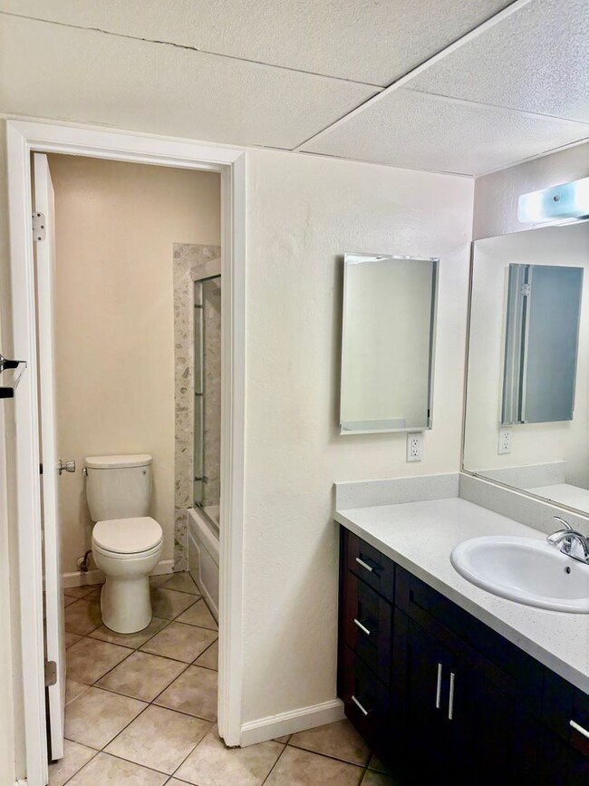 Building Photo - Light, Bright and Pleasant- 1 bd 1 bath Co...