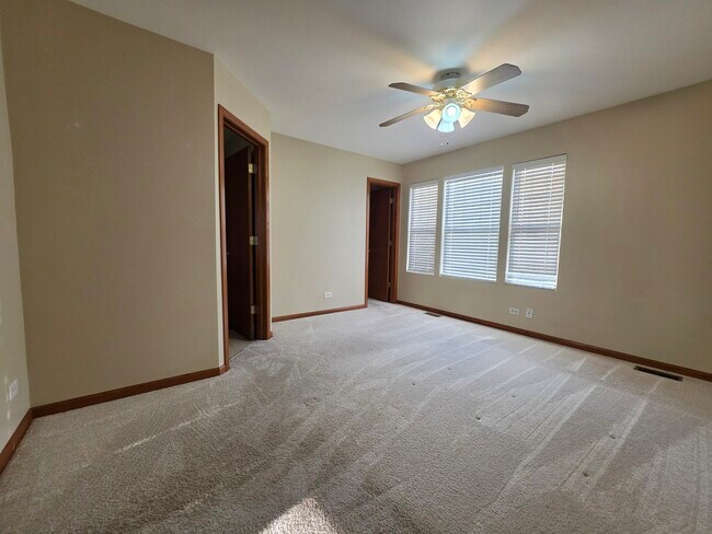 Building Photo - 3959 Blackstone Dr