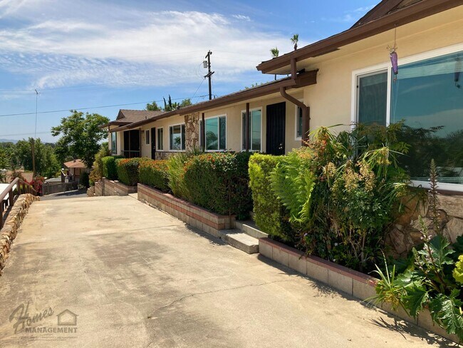 Building Photo - Homes Management - 2 Bed, 1.5 Bath Duplex ...