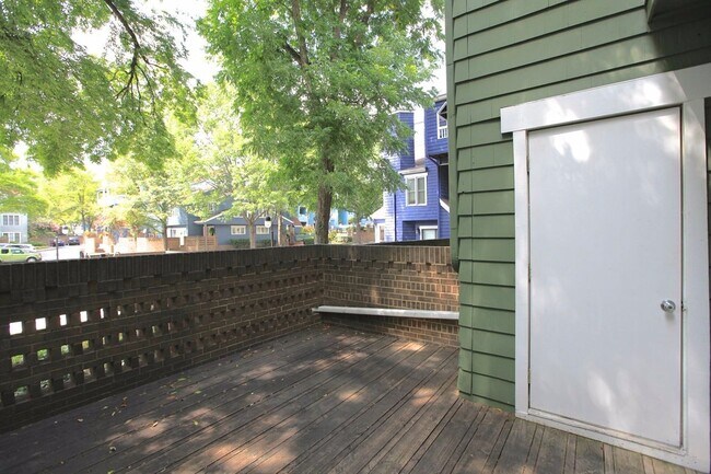 Building Photo - COMING SOON:2 bedroom townhome in Uptown Charlotte!
