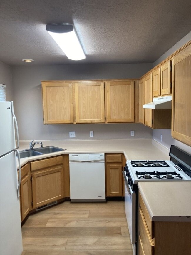 Building Photo - 3 bed, 1.5 bathroom - Two Story Twin Home