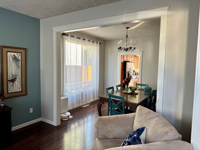 Building Photo - RARE! 5 Bedroom Rental Home pre-leasing for the end of February! Entertainers' Paradise - Pet Fri...