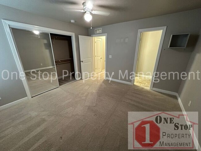 Building Photo - Charming 2 Bedroom / 2.5 Bathroom Townhome...