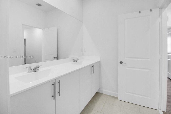 Building Photo - 879 SE 26th Ter