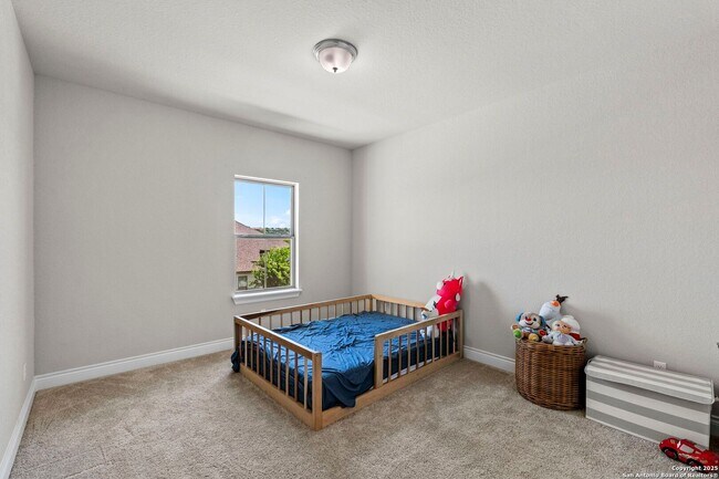 Building Photo - Charming Home Awaits: Spacious & in a Prime Location