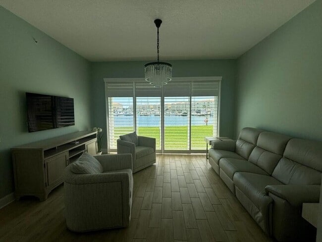 Building Photo - 11 Harbour Isle Dr W
