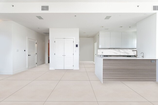Building Photo - Top Floor Waterfront Condo - Renovated 1 B...