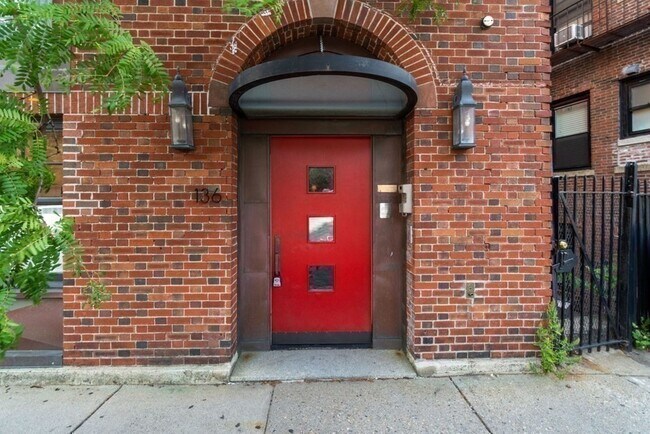Building Photo - 136 Arlington St