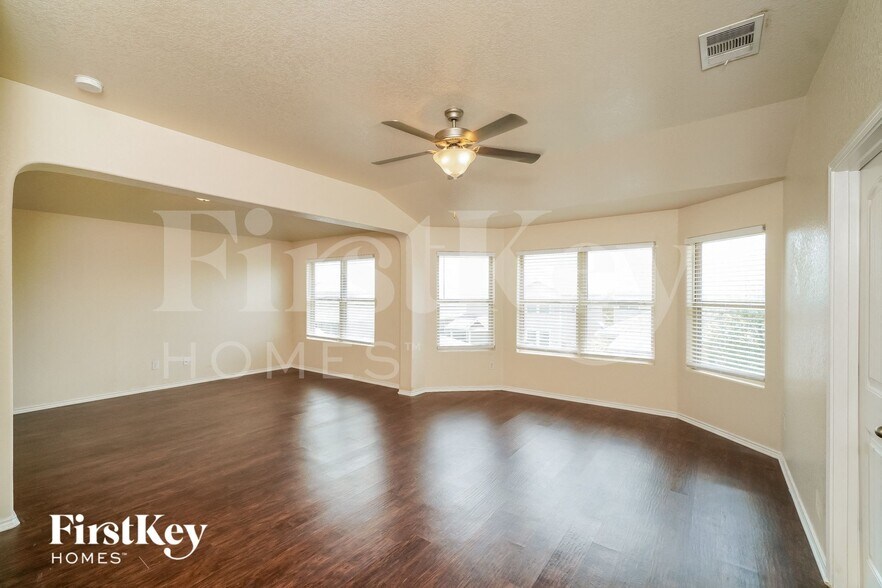 Building Photo - 2546 Just My Style