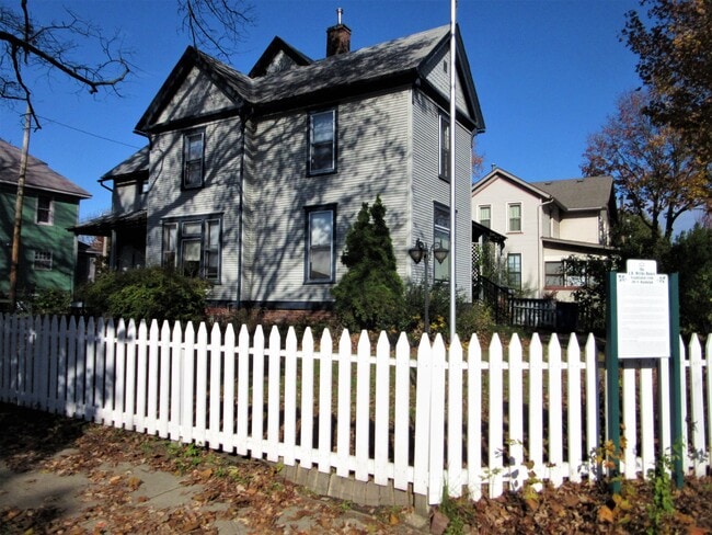 Building Photo - 701 N Randolph St