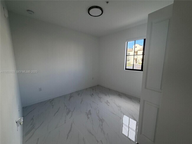 Building Photo - 2308 E 4th Ave