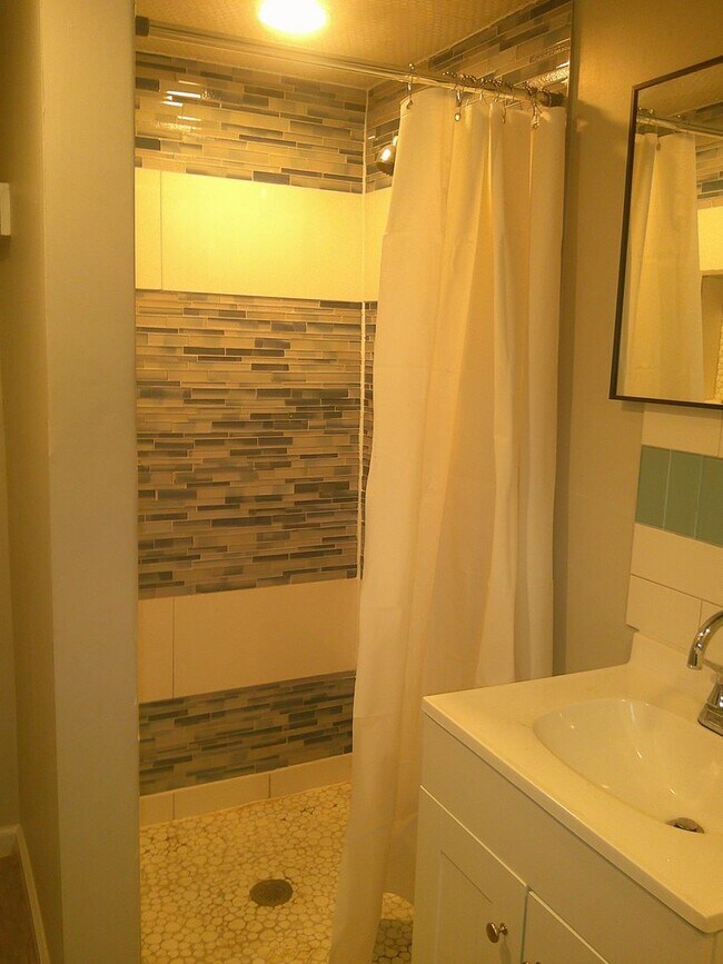 Building Photo - 211 Hickman Ave