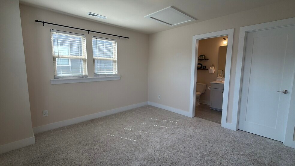 Building Photo - 16034 Roscoe Ln