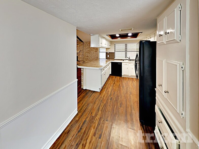 Building Photo - 16259 Hollow Wood Dr