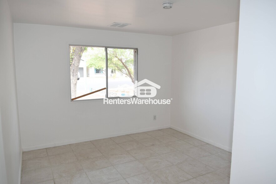 Building Photo - 2111 E Oxford Dr