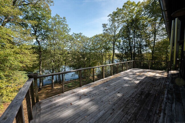 Building Photo - 118 Lake Dr