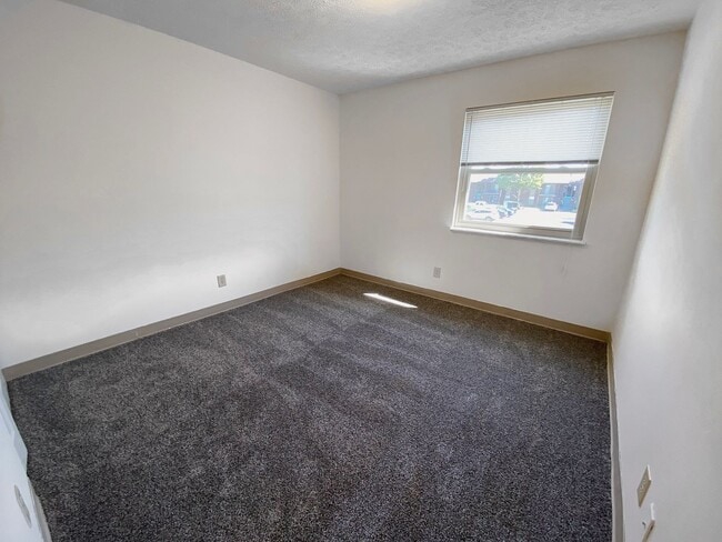 Building Photo - Evansville, Indiana*** 2 Bed 1 Bath $1079....
