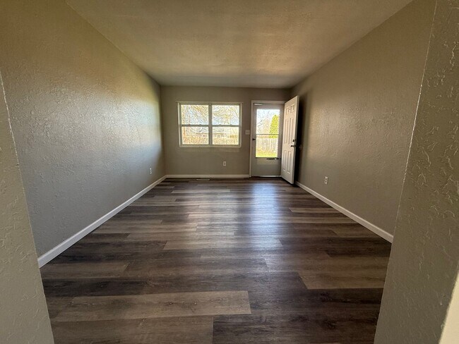 Building Photo - 215 Miriam Dr
