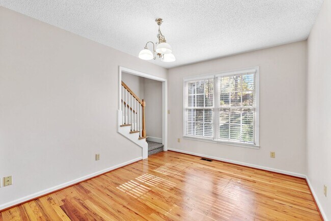 Building Photo - Beautiful Home in Greer Country Club Estates W/Bonus Room