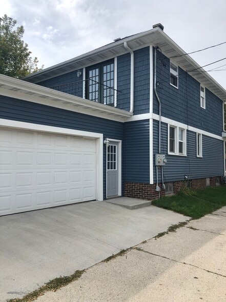 Side of house & Garage - 1711 N 19th St