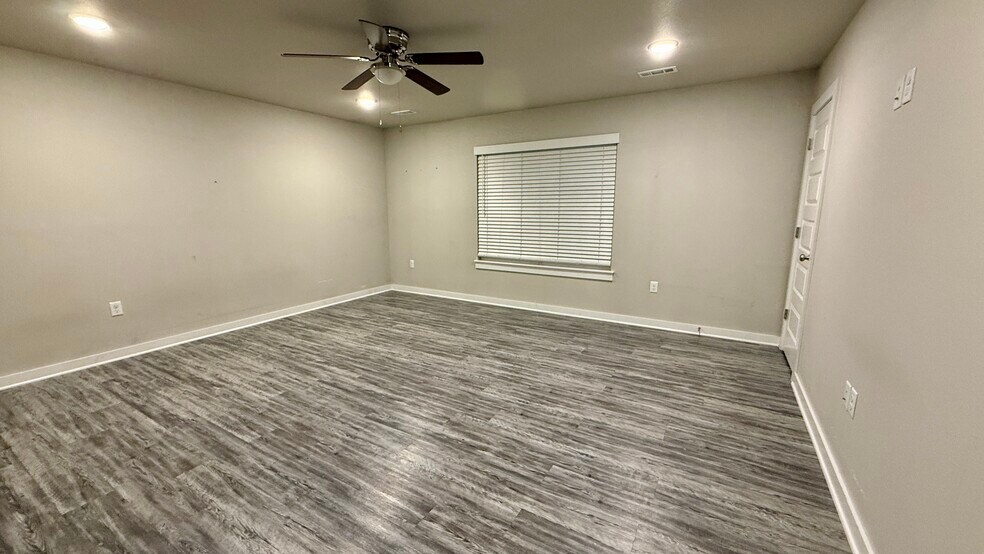 Building Photo - 103 E Mulberry St