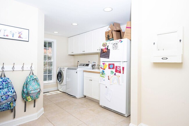 Building Photo - Luxurious Spacious and Bright , Gorgeous P...
