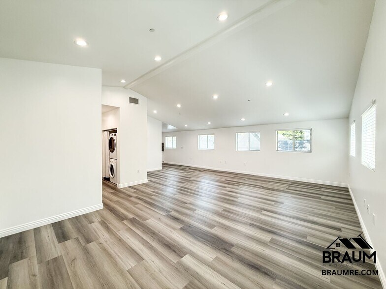 Building Photo - 1109 La Peer Dr