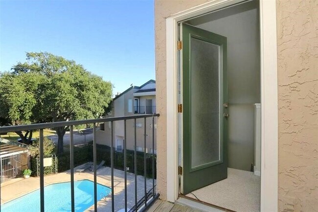 Building Photo - 10855 Meadowglen Ln