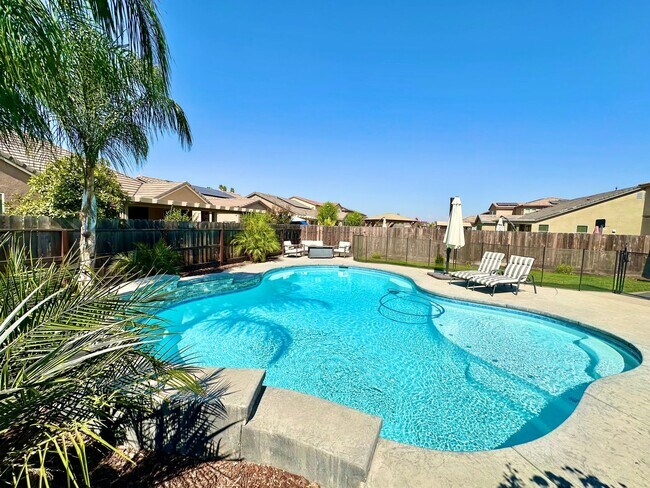 Building Photo - North Clovis 3/3 with Bonus Room and Pool