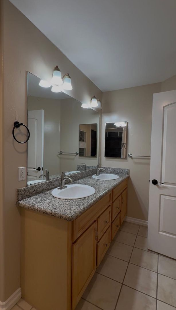 Building Photo - Charming Home Just Minutes from the Beach!