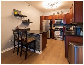 Building Photo - 909 W Washington Blvd