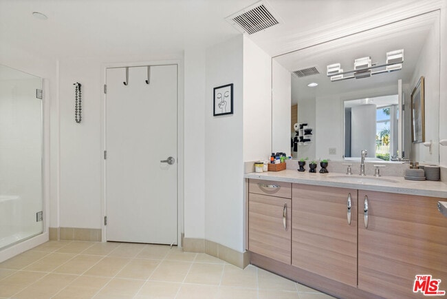 Building Photo - 13650 Marina Pointe Dr