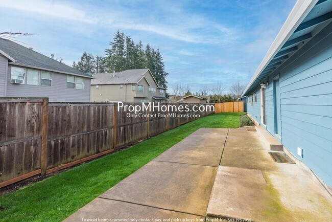 Building Photo - Updated Three Bedroom Gem in Oregon City!