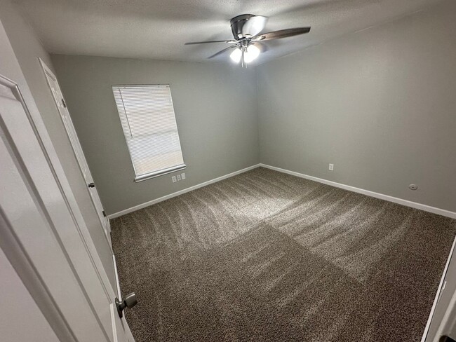 Building Photo - Move In Special! 2 bedroom 1.5 townhome