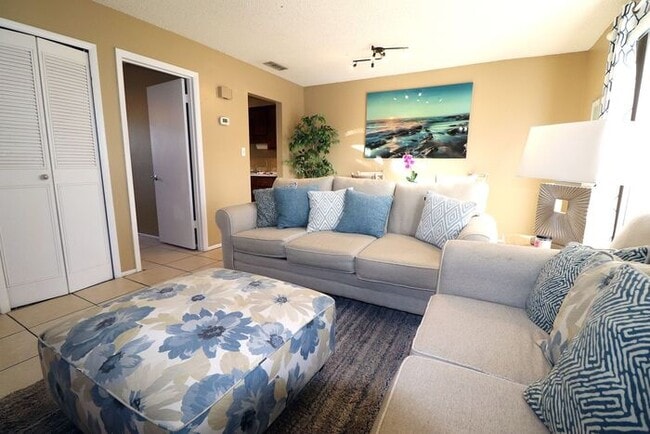 Building Photo - One bedroom apt 7 or 12 months furnish or unfurnished. Apartamento disponible amueblado o sin mue...