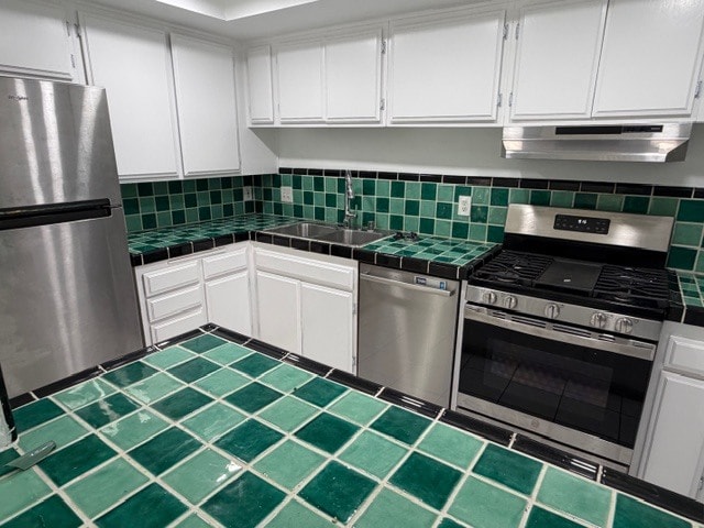Kitchen with Mexican handpainted ceramic tiles - 4627 Finley Ave
