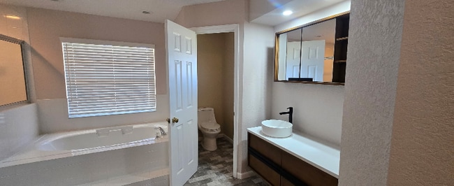 Building Photo - 2635 Highlands Vue Pkwy