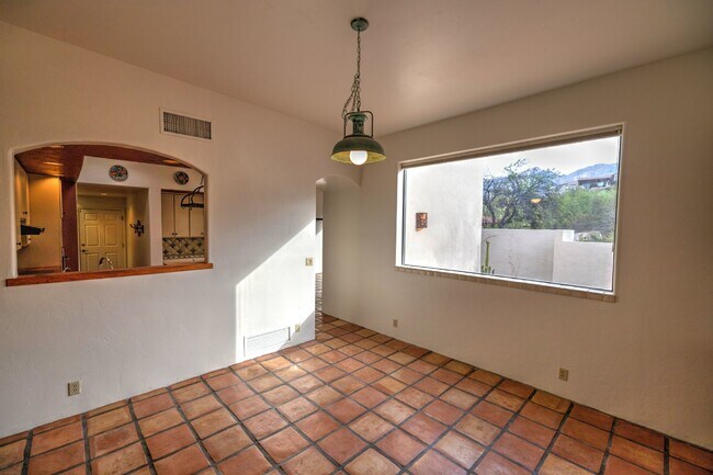 Building Photo - Single Story Foothills Home!