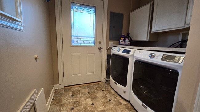 Building Photo - Large 5-Bedroom Home with Backyard Pool, G...