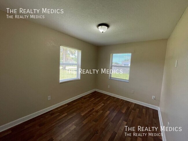 Building Photo - 832 Rockhill St