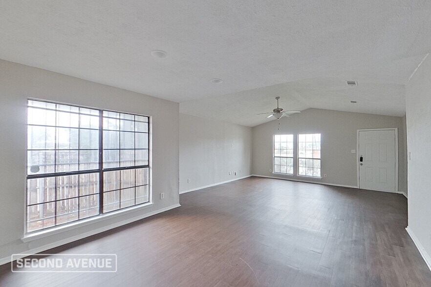 Building Photo - 9124 Pinehaven Dr